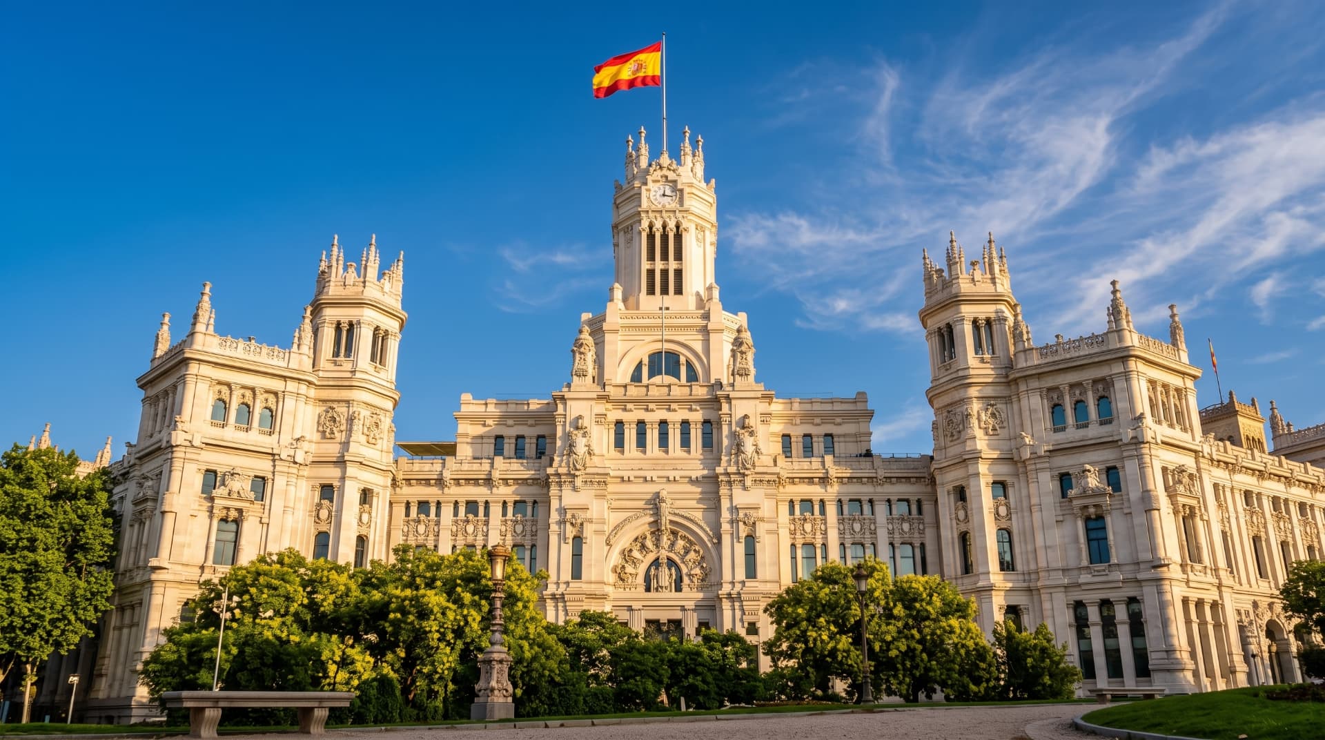 Palácio de Cibeles com a bandeira de Espanha