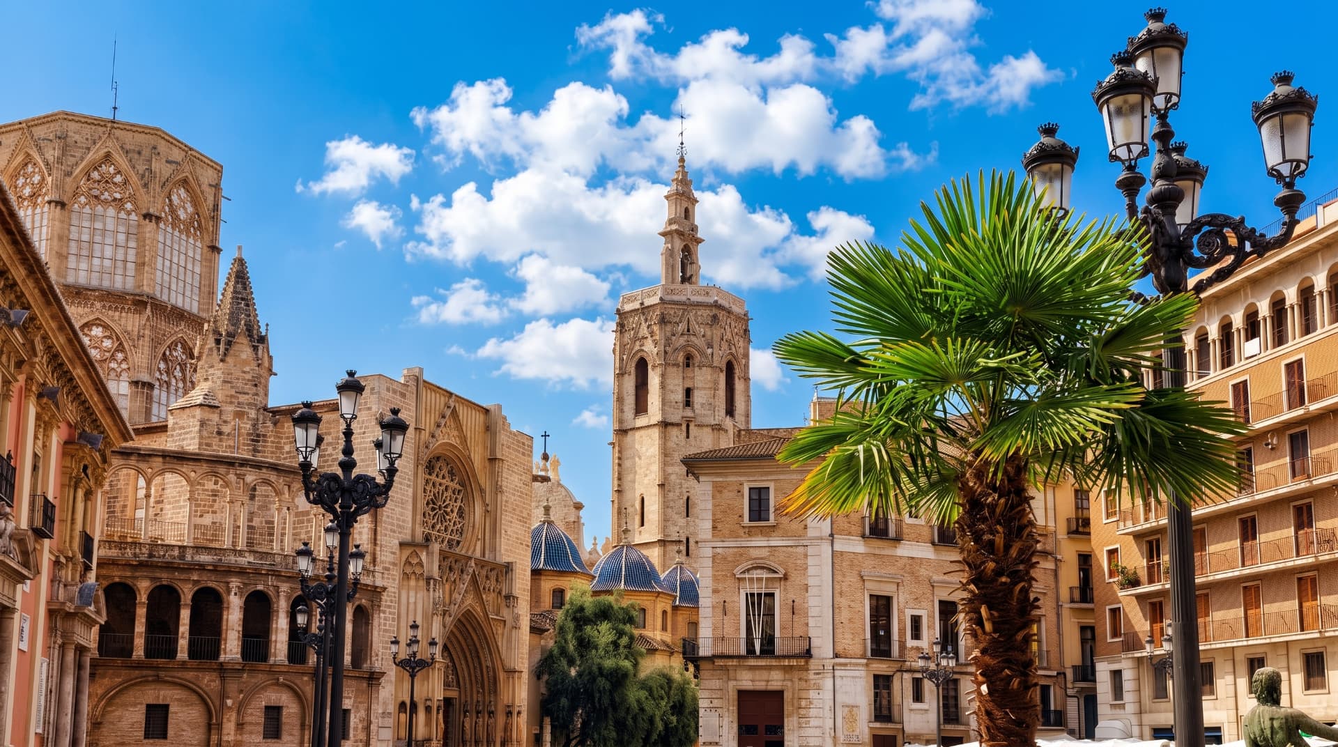 Centro histórico espanhol com arquitetura e palmeiras