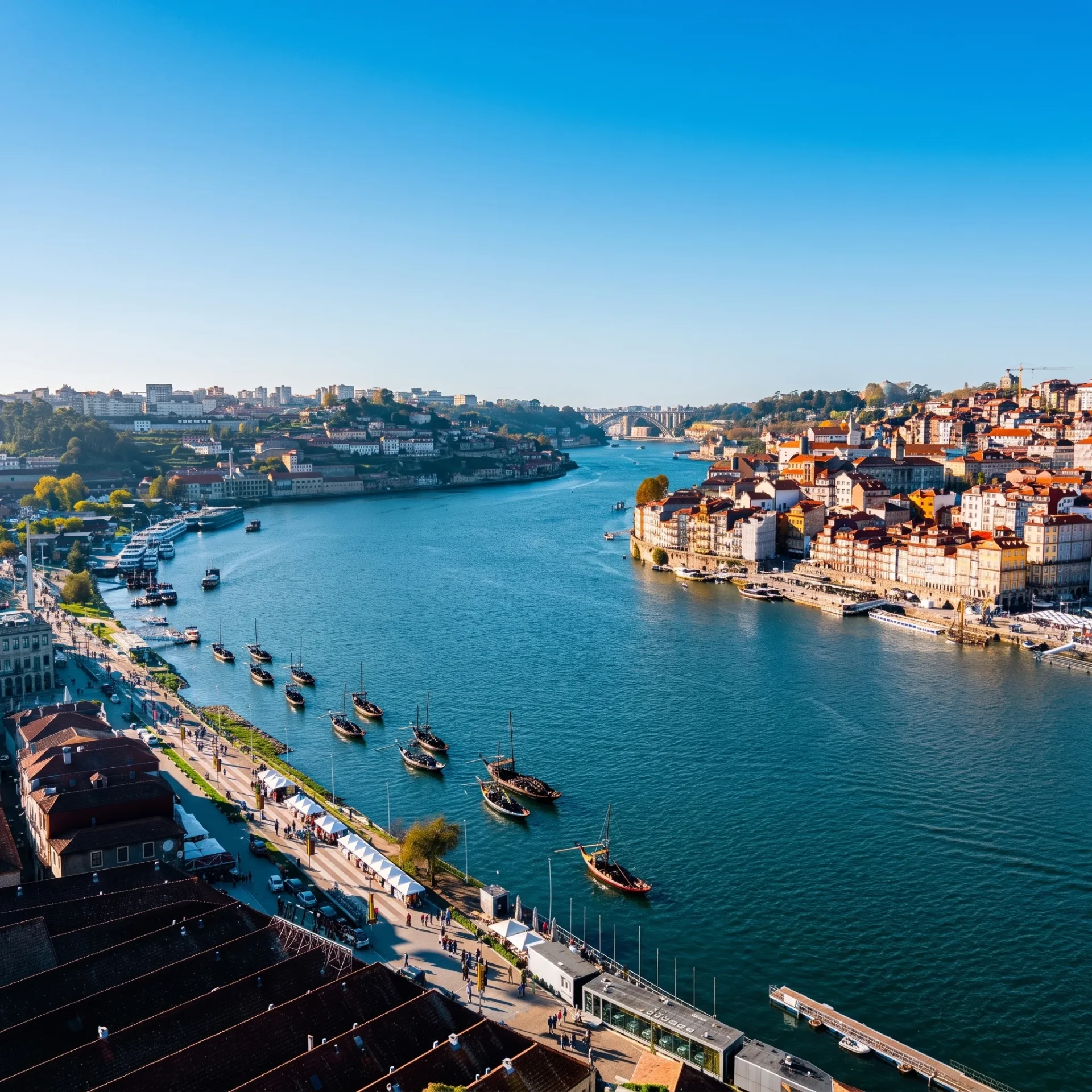 Rio entre margens históricas em Portugal