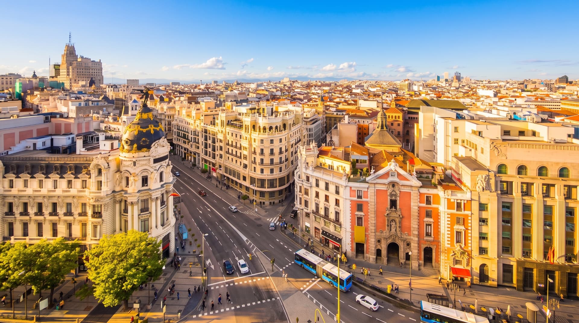 Vista urbana da Gran Vía em Madrid