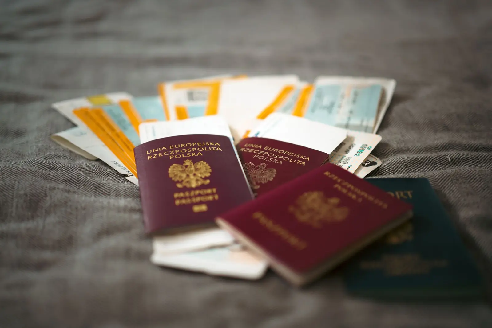 Passaportes sobre uma mesa de trabalho
